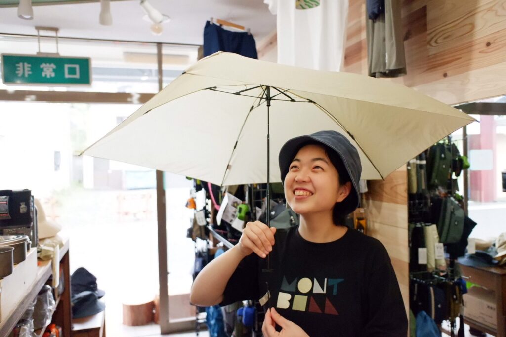 驚愕の76g。超軽量の山で使える折りたたみ傘 | SANKAKU STAND
